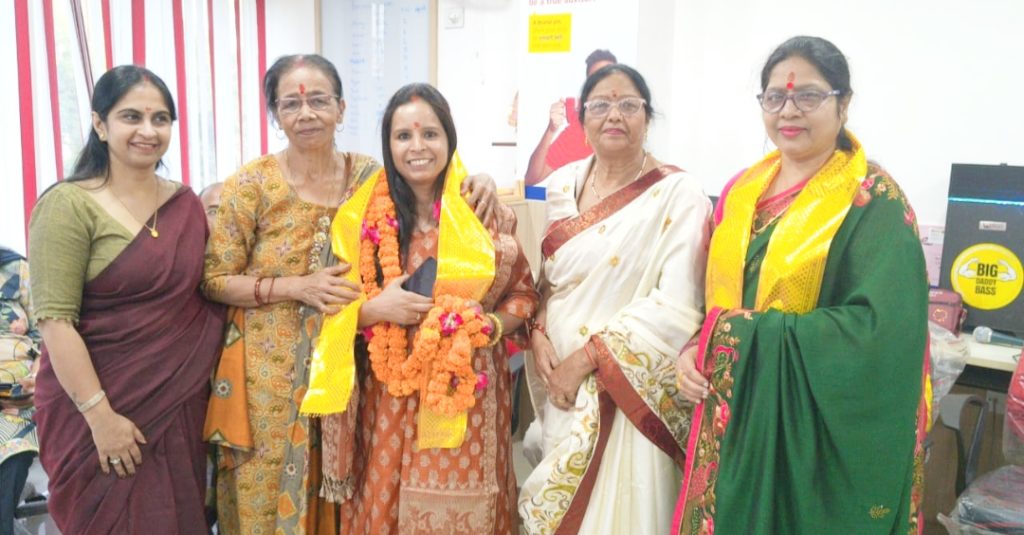 Excerpt:
बरेली में आयोजित भव्य काव्य गोष्ठी में शायरों और कवियों ने अपने दिलकश कलाम से समां बांध दिया। डॉ. राकेश सिंह के काव्य संग्रह “हटकर” पर विमर्श के साथ चुनिंदा रचनाओं का वाचन हुआ और सभी प्रतिभागियों को सम्मानित किया गया।