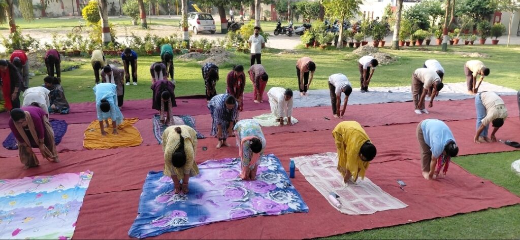 योग जागरूकता रैली निकालने के बाद किया गया योगाभ्यास।