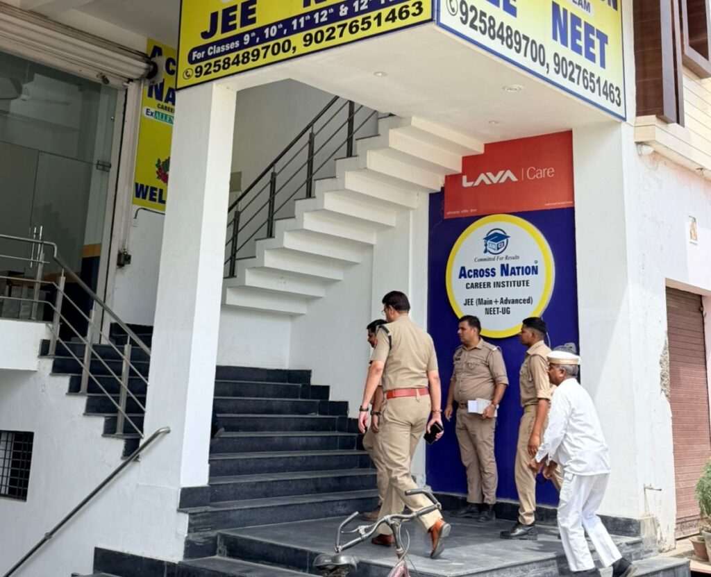 लखनऊ अग्नि कांड के बाद कोचिंग संस्थानों में सुरक्षा मानकों की जांच की गई।