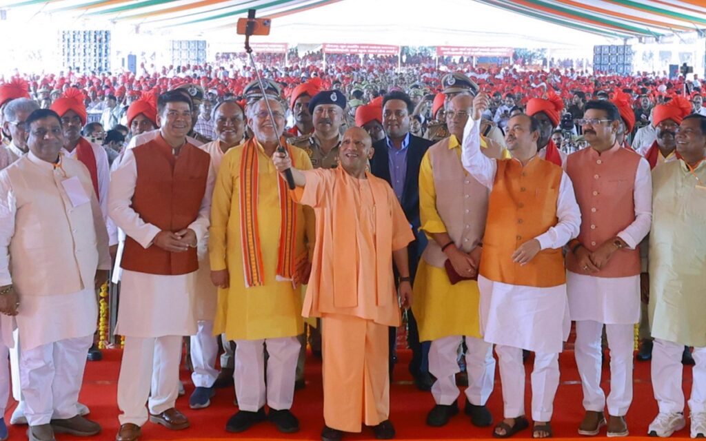 ग्राम प्रहरियों के साथ सेल्फी लेते मुख्यमंत्री योगी आदित्यनाथ जी।